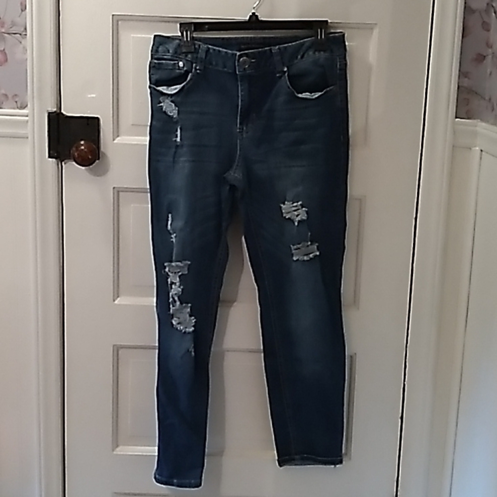 Traffic Jeans 👖 13 high rise destressed